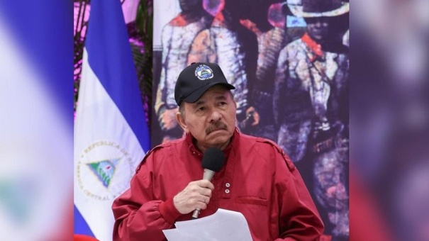 daniel ortega con chaqueta roja