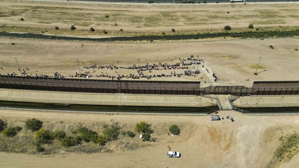 migrantes en muro fronterizo paso texas