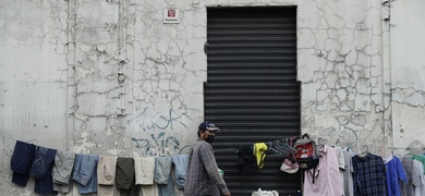 Un hombre ofrece diversos productos usados en su puesto de venta en una calle, el 8 de julio de 2022, en San Salvador (El Salvador).