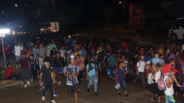 caravana migrantes mexico agreden agentes