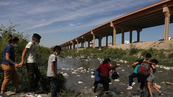 migrantes cruzan rio bravo