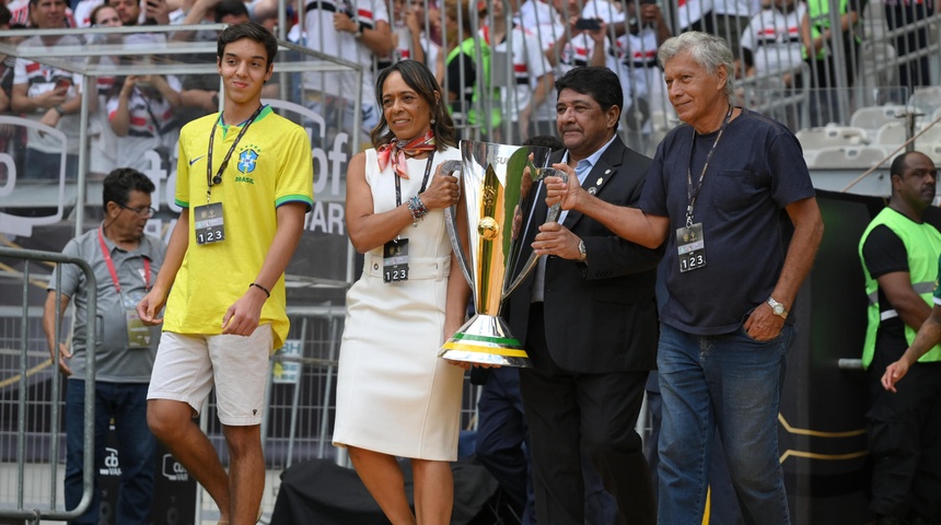 rinden homenaje pele final supercopa