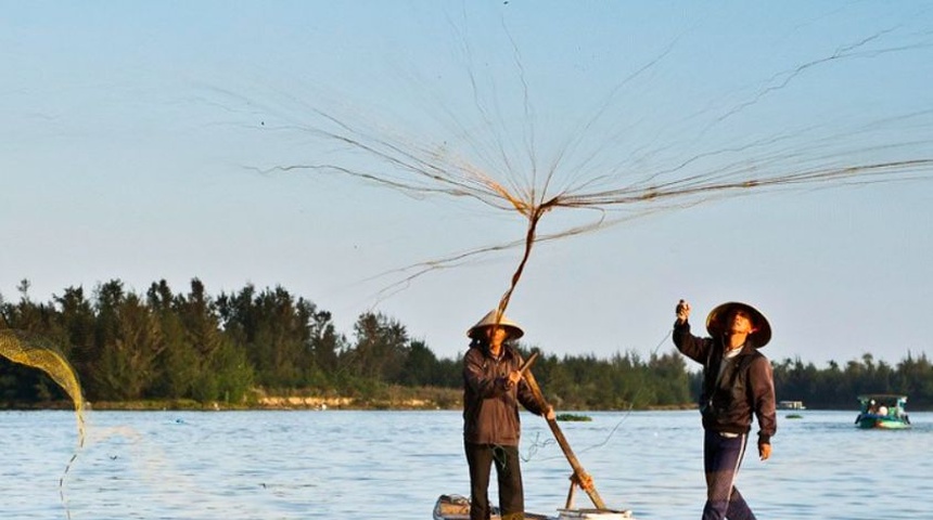 pescadores pesca ilegal bote