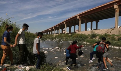 migrantes cruzan rio bravo