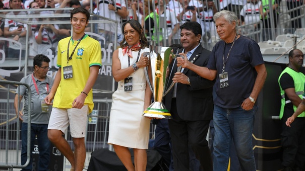 rinden homenaje pele final supercopa