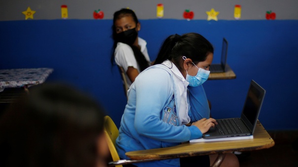 estudiantes mascarillas peru