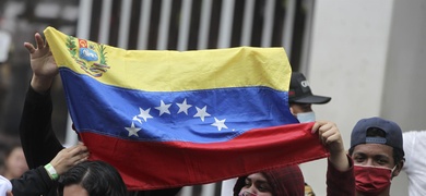 migrantes venezolanos con bandera venezuela