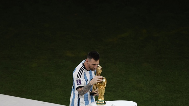 messi toca copa del mundo