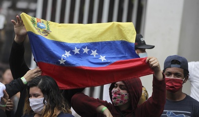 migrantes venezolanos con bandera venezuela