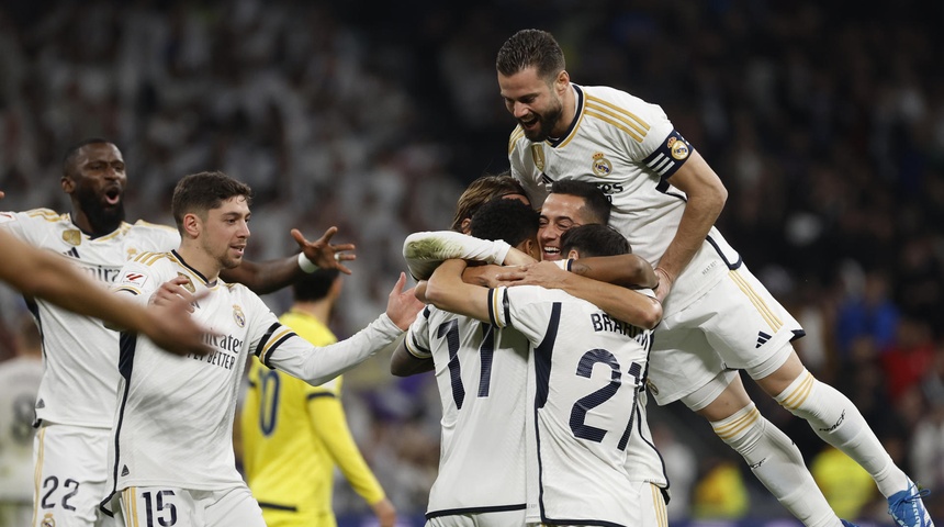 jugadores real madrid celebra gol