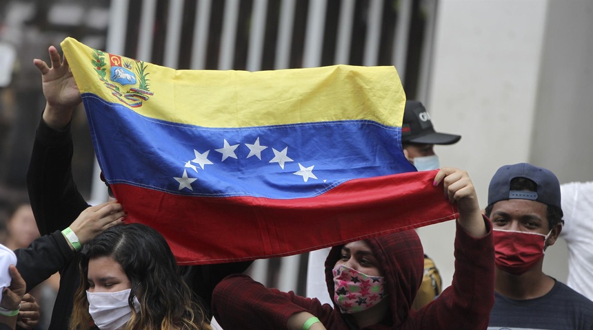 migrantes venezolanos con bandera venezuela