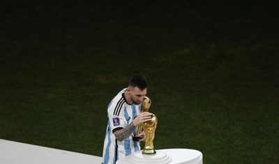 messi toca copa del mundo