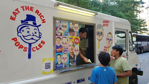 Un hombre vende helados con la imagen de los empresarios más ricos del mundo desde la ventana de una furgoneta, en la calle Broadway, junto a la céntrica plaza de Columbus Circle, en Nueva York.