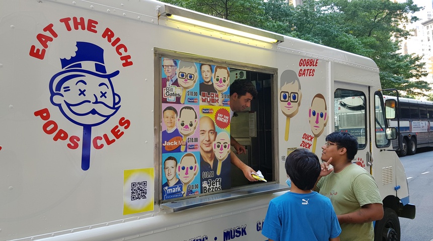 Un hombre vende helados con la imagen de los empresarios más ricos del mundo desde la ventana de una furgoneta, en la calle Broadway, junto a la céntrica plaza de Columbus Circle, en Nueva York.