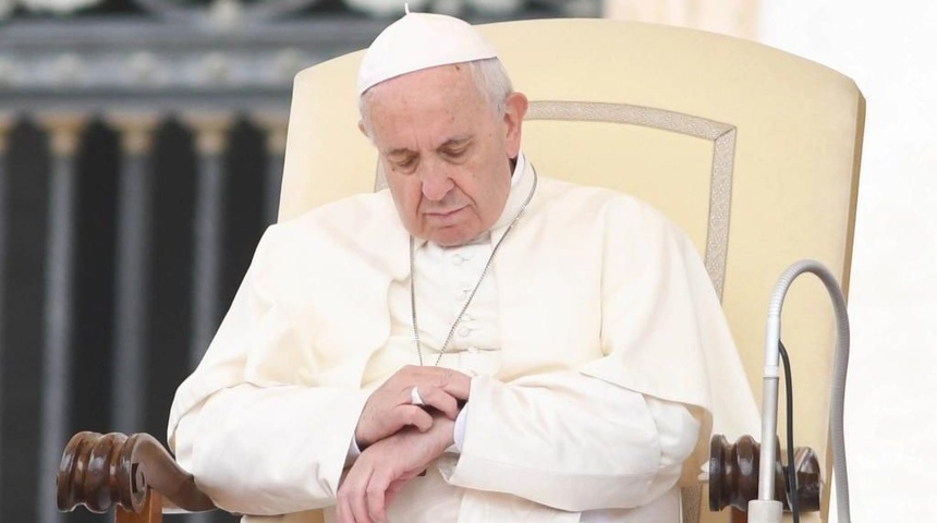 papa francisco viendo reloj