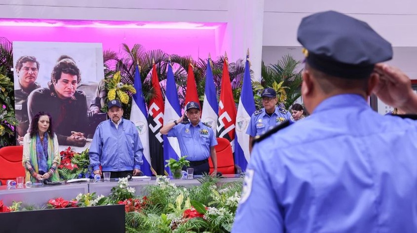 daniel ortega en promocion cadetes policia