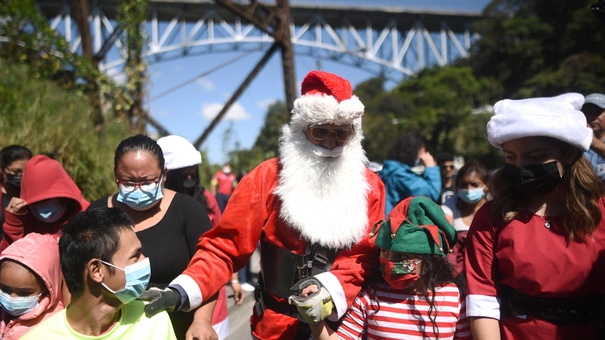 santa claus guatemala visita ninos pobres