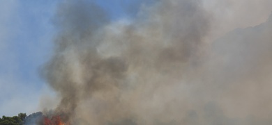 Un helicóptero del servicio de bomberos trabaja en el incendio declarado en la sierra de Mijas, Málaga.