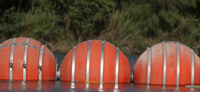 boyas colocadas en rio grande