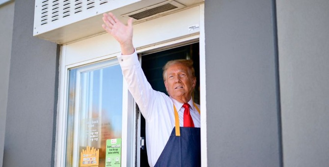 donald trump saludando local mcdonald's feasterville