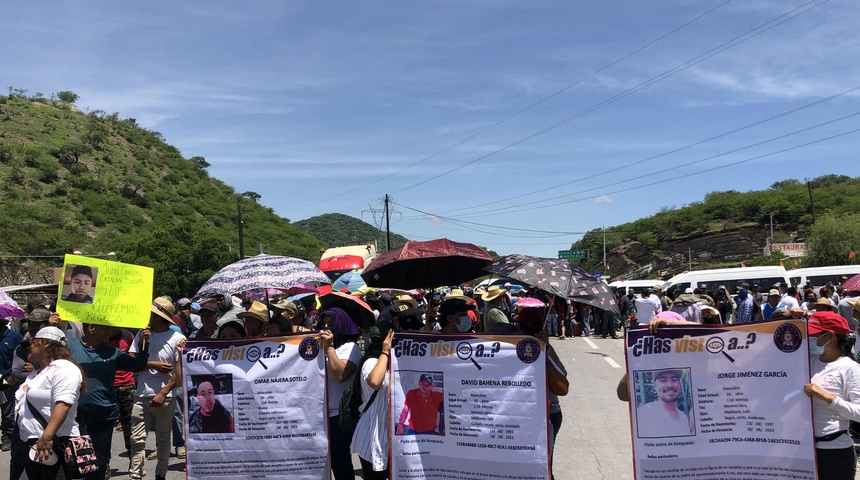 Pobladores protestan bloqueando la carretera federal México-Acapulco para exigir la presentación de personas desaparecidas.