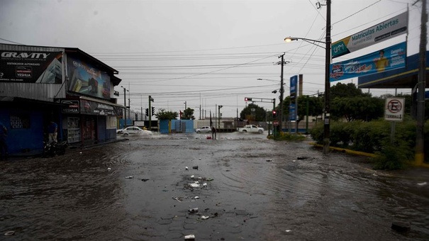 inundacion de calle en managua