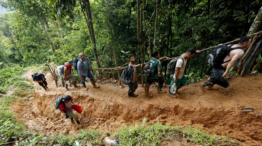 migrantes venezolanos cruzando el darien