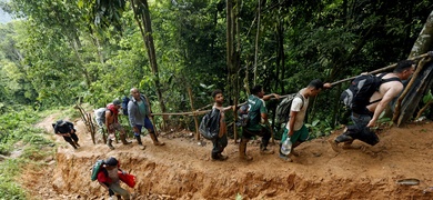 migrantes venezolanos cruzando el darien