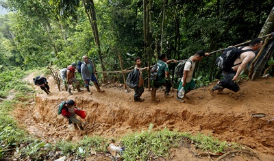 migrantes venezolanos cruzando el darien