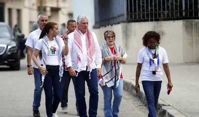 presidente diaz canel camina junto esposa