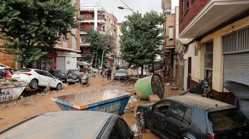 coches amontonados intensas lluvias valencia españa