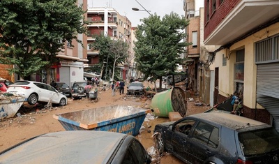 coches amontonados intensas lluvias valencia españa