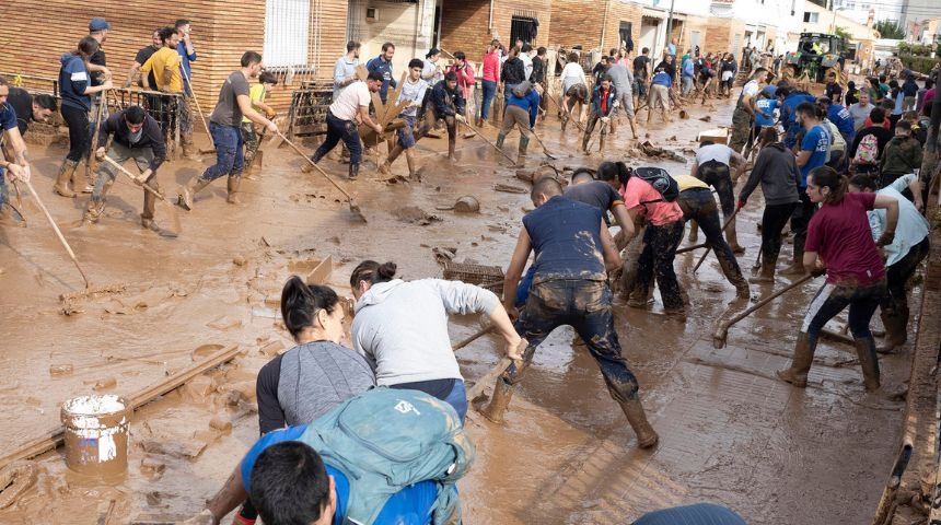 personas colaboran limpeza calle afectada utiel valencia