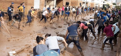 personas colaboran limpeza calle afectada utiel valencia