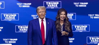 donald trump junto kristi noem