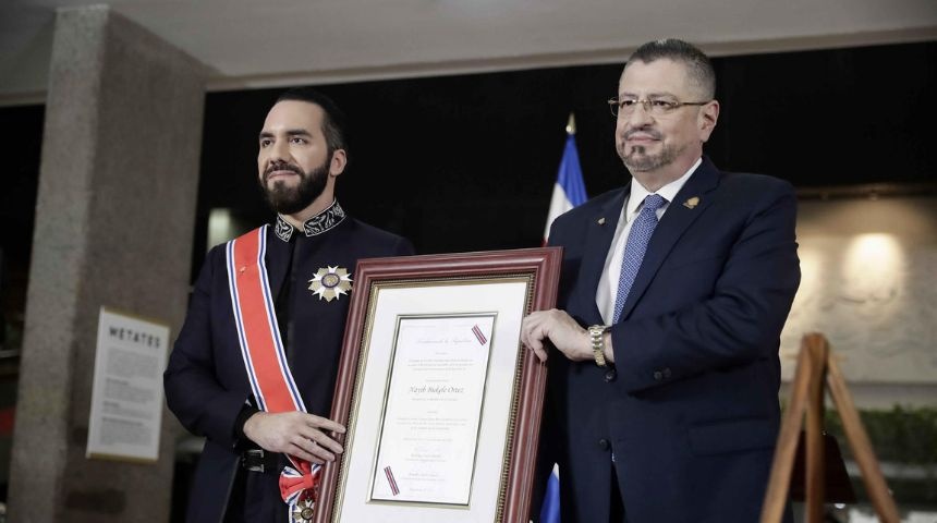 presidente costa rica rodrigo chaves condecoración bukele