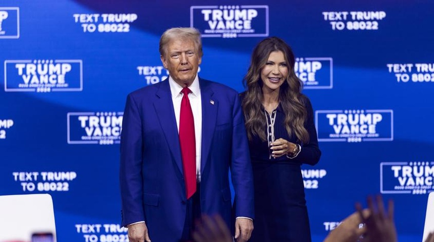 donald trump junto kristi noem