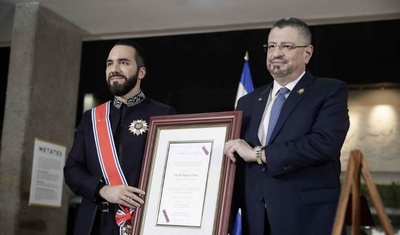 presidente costa rica rodrigo chaves condecoración bukele