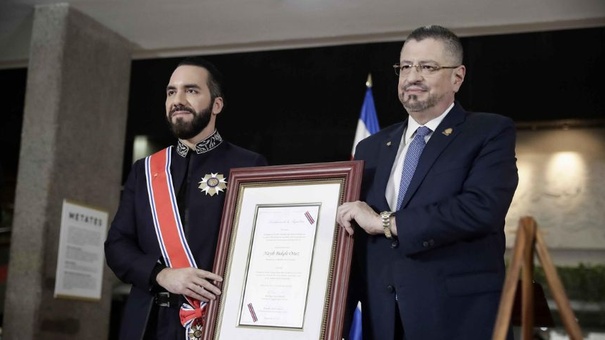 presidente costa rica rodrigo chaves condecoración bukele