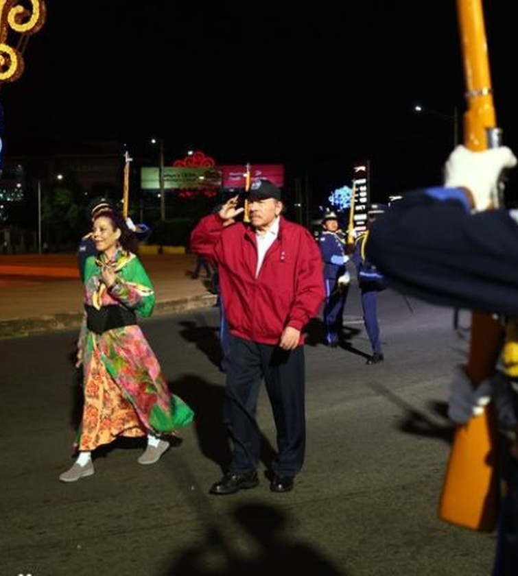 daniel ortega rosario murillo caminando