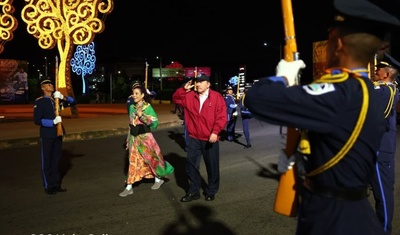 daniel ortega rosario murillo caminando