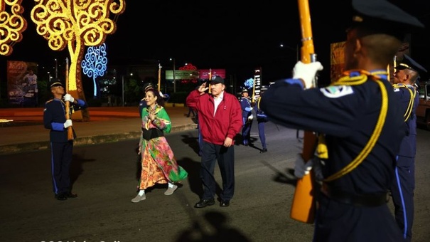 daniel ortega rosario murillo caminando