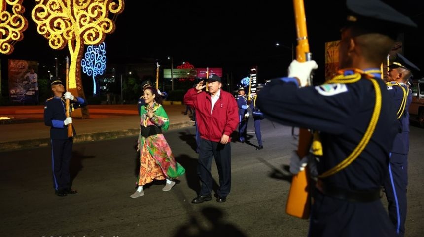 daniel ortega rosario murillo caminando