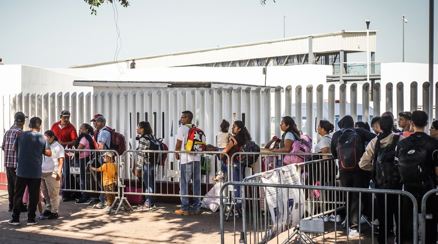 migrantes fila tijuana frontera eeuu