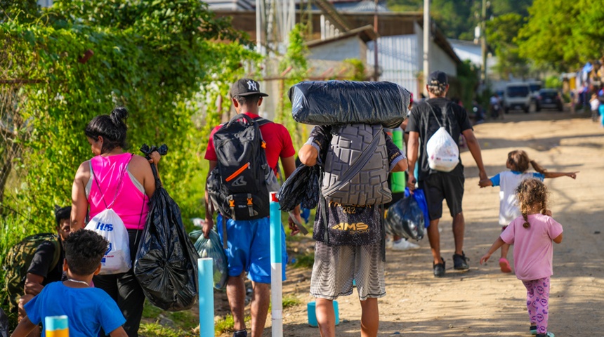 migrantes centroamericanos caminando