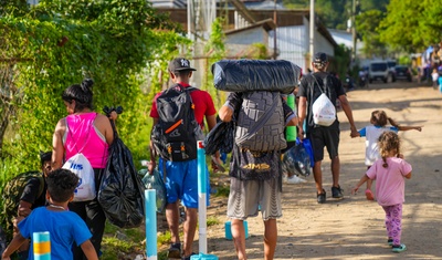 migrantes centroamericanos caminando