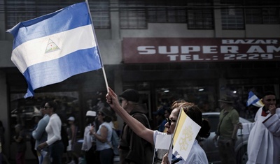 mujer sostiene bandera nicaragua