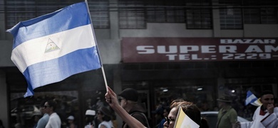 mujer sostiene bandera nicaragua