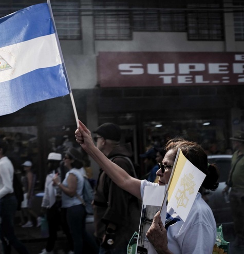 mujer sostiene bandera nicaragua