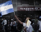 mujer sostiene bandera nicaragua